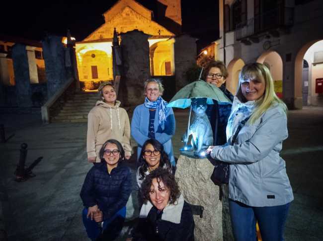 associazione gatto con ombrello