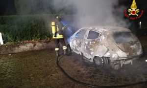 auto fiamme lave