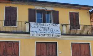 berlusconi striscione