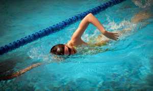 cosa portare in piscina nuoto