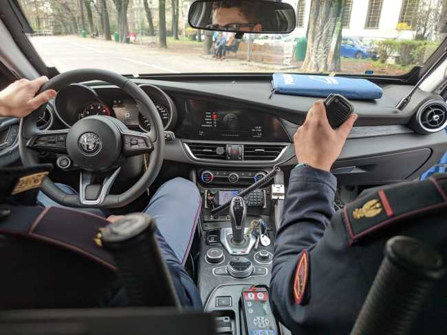 polizia auto dentro
