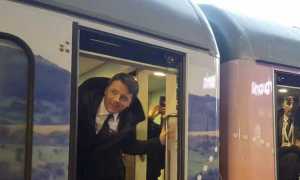 renzi treno scende