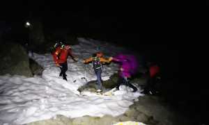 soccorso neve uomini piedi passaggio