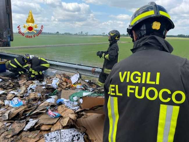 vigili del fuoco incendio rifiuti strada a
