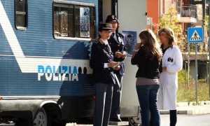 violenza contro le donne a roma il camper rosa della polizia