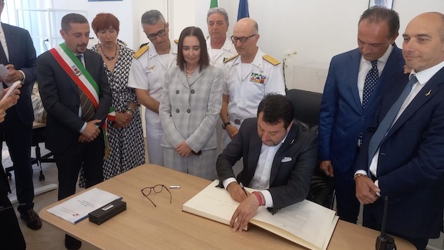 firma lesa guardia costiera