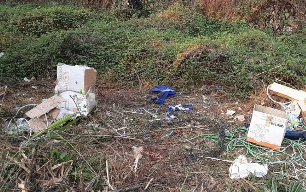 rifiuti ciglio strada