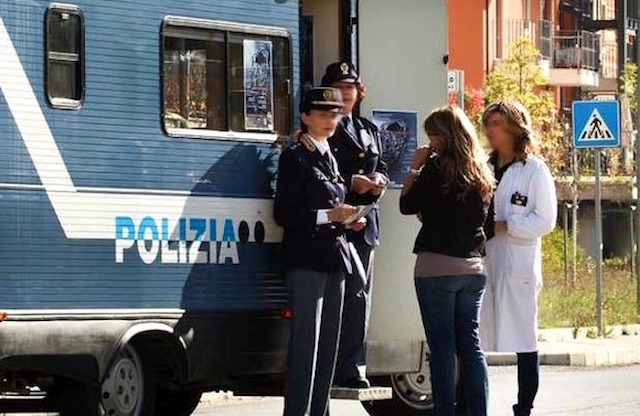violenza contro le donne a roma il camper rosa della polizia