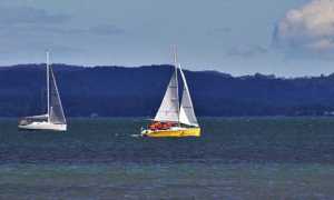barca vela lago