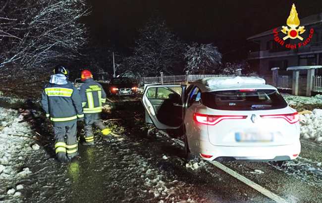 caduta albero auto strada notte vvf