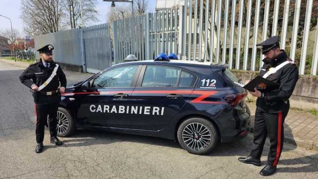 carabinieri pattuglia in piedi