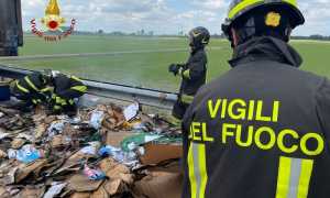 vigili del fuoco incendio rifiuti strada a