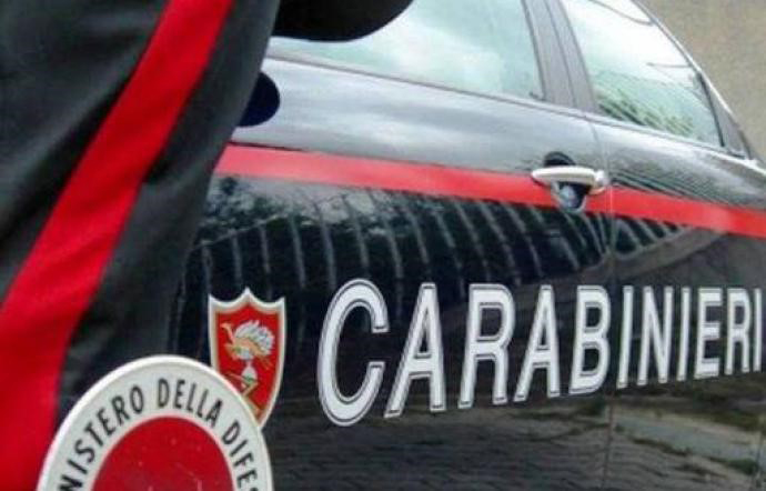 Taccheggiatori al supermercato aggrediscono il commesso: arrestati per rapina