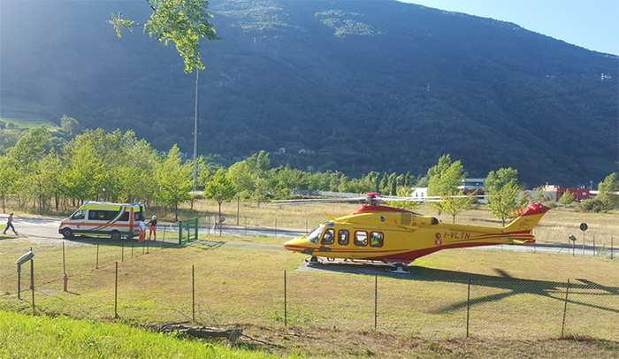 Settantacinquenne cade da un tetto per otto metri: grave