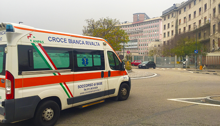 Ragazza di 19 anni cade in moto, elitrasportata in codice rosso al Cto di Torino