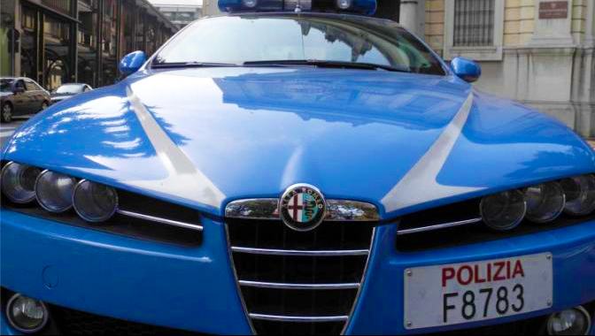 Zigzaga nel quartiere tracannando una birra mentre guida: via la patente e denuncia
