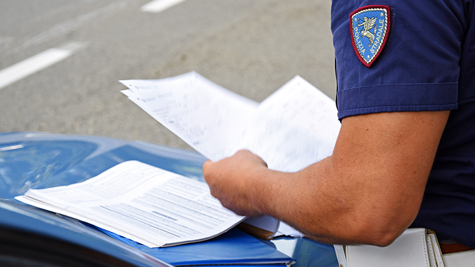 Non dovevano trovarsi in Italia, ma passeggiavano a Suna: denuncia ed espulsione per due stranieri