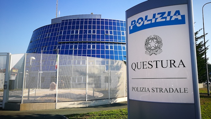 Viola l'obbligo di stare lontano dalla ex: denunciato 
