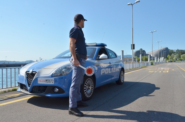 Maxicontrolli di polizia nel weekend: tre segnalati per droga