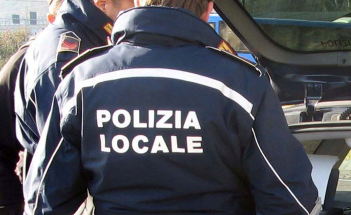 Esce dal parcheggio e urta una studentessa in motorino