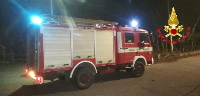 Minaccia di buttarsi dal terzo piano, salvato da carabinieri e vigili del fuoco