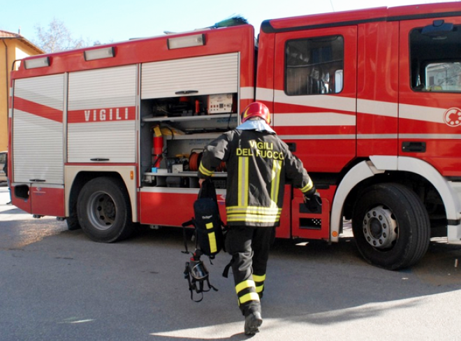 Cenere abbandonata a bordo strada: principio di incendio
