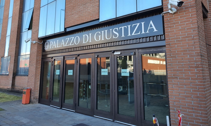 Rapporti a pagamento con una quindicenne: condannato a due anni