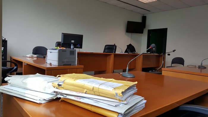 Con la maschera da lupo e l'ascia finta in strada: svizzero assolto