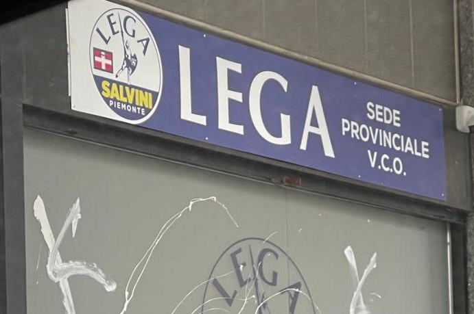 Il giovane vandalo ripulisce la vetrina imbrattata, la Lega non lo denuncerà 