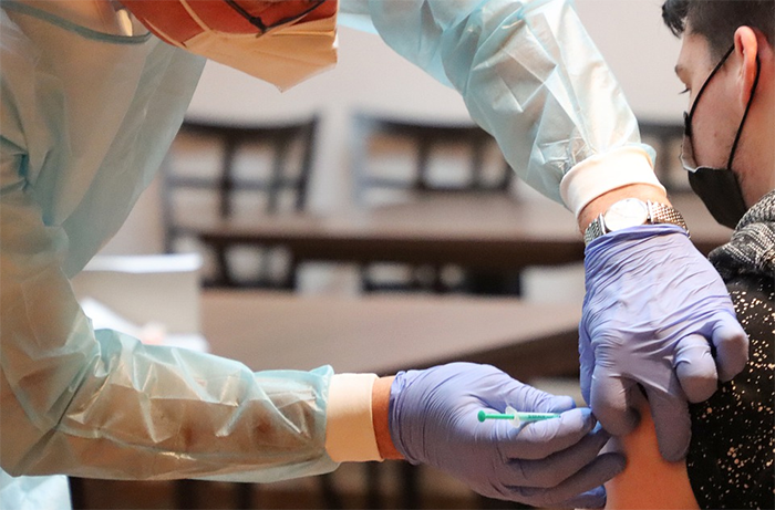 Negli uffici comunali di Intra e Pallanza è possibile prenotare la vaccinazione anti-Covid