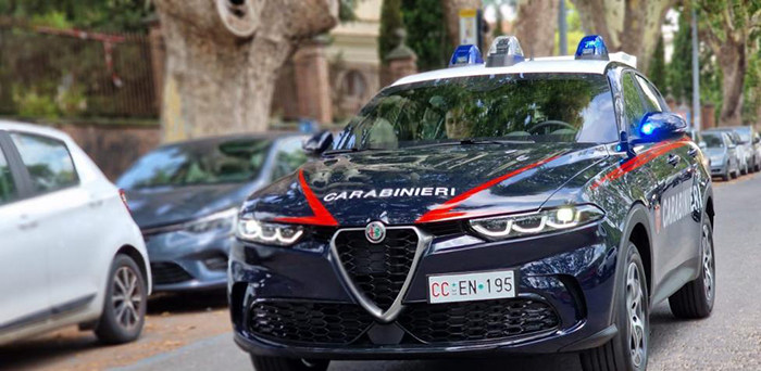 Tre giovani denunciati per tentato furto e resistenza. Tolto antitaccheggio scappano