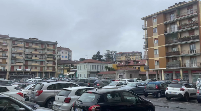 Asfalti piazza F.lli Bandiera: posteggi gratuiti in piazza Mercato e alla Navigazione