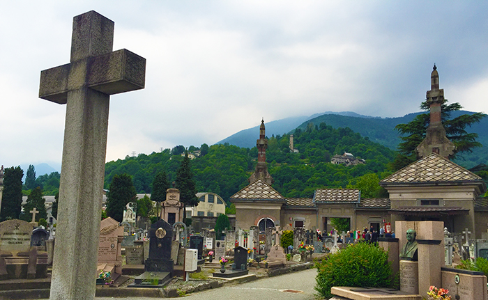 Un anno al vandalo notturno del cimitero