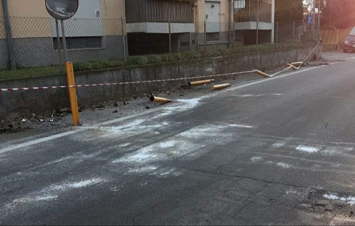 Con l’auto abbatte i paletti salva-pedoni