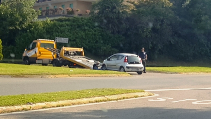 Taglia la strada a un motorino: l’autista si salva finendo nell’aiuola
