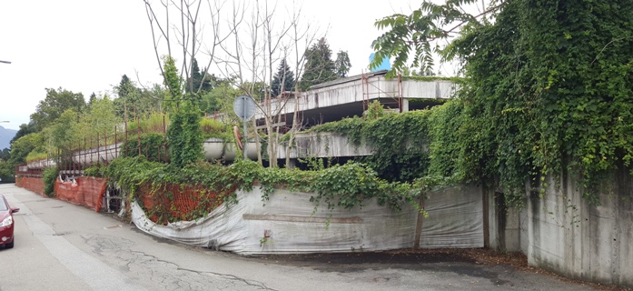 Al Comune l’asta per il parcheggio abbandonato di via Sanzio