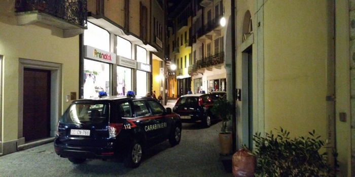 Ruba la carta di credito alla commessa e cerca di acquistare uno smartphone: arrestato