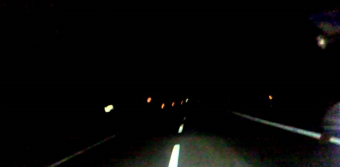 Una barca in corsia di sorpasso: allarme sull'A26