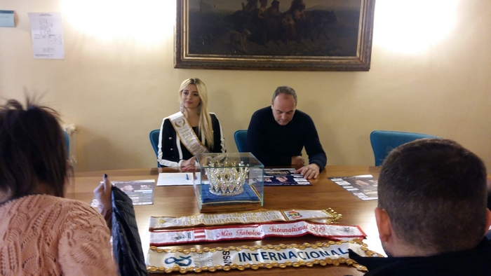 “Sueños de una fantasia”, la modella domese Russo porta la moda spagnola a Verbania