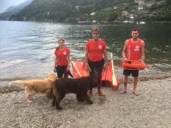 Bambino in difficoltà nel lago salvato da bagnini e cani del Sogit