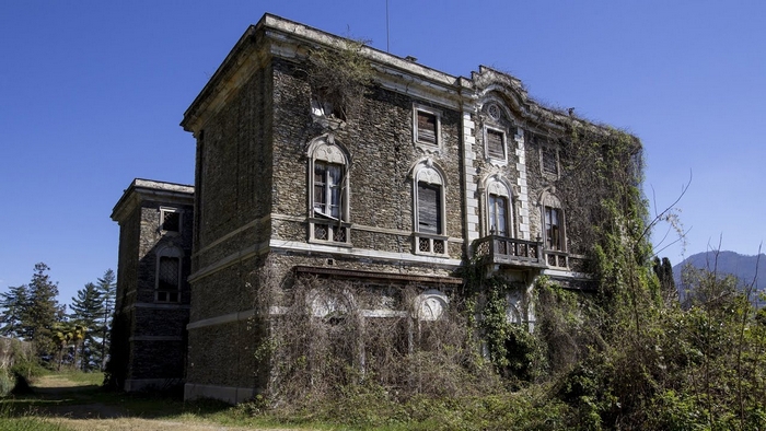 Servono ingegneri, si ricorre agli avvocati e Villa Poss continua a sbriciolarsi