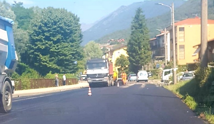 Sulla statale spunta il cantiere degli asfalti: traffico in tilt e code di un'ora