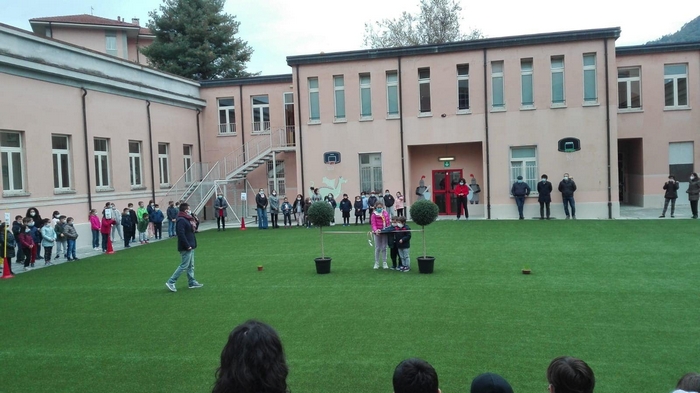 Rifatto il cortile interno delle elementari “Cantelli”