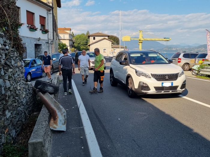 Colpisce un’auto in sosta e ferisce un uomo che si trovava fuori casa