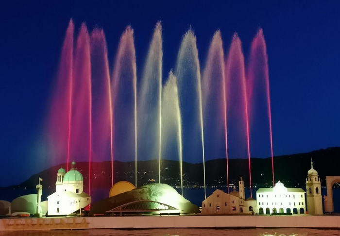 Giochi d'acqua, musica e luce: la fontana di amplia