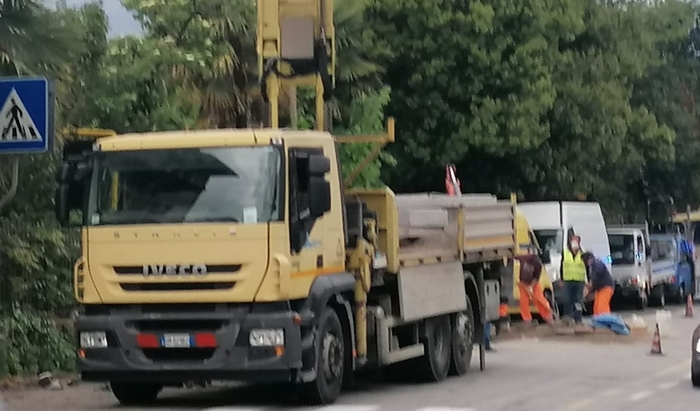 Ultimata nella notte la riparazione al cavo della fibra ottica tranciata nel cantiere della ciclabile