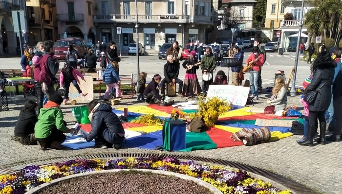 Indignazione e proteste contro la manifestazione pacifica sul lungolago in zona rossa