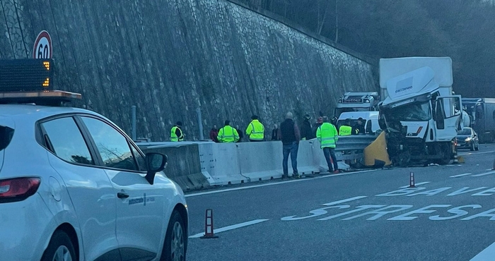 Camion contro il guardrail al cantiere autostradale: lunghe code sull'A26