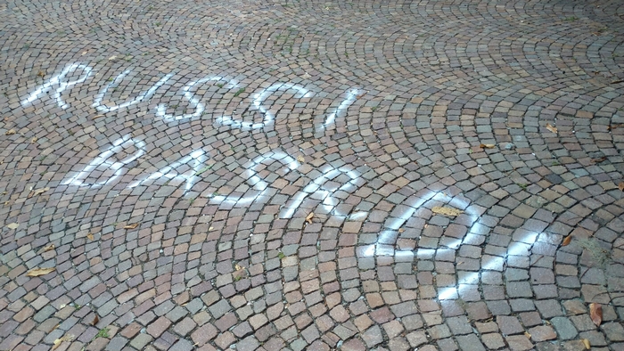 È un pensionato incensurato di Stresa l’autore delle scritte anti-russe