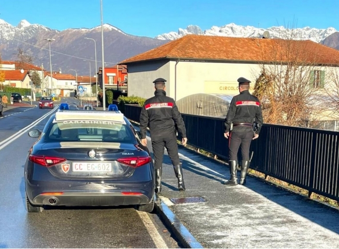 Carabiniere fuori servizio e automobilista salvano una giovane dal suicidio